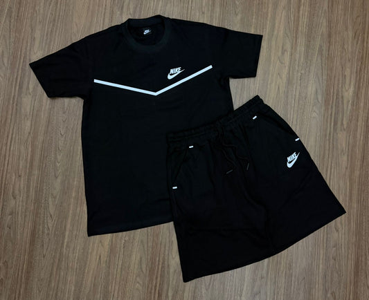 Conjunto Nike Branco Essential (camiseta + bermuda branca com detalhes em preto)