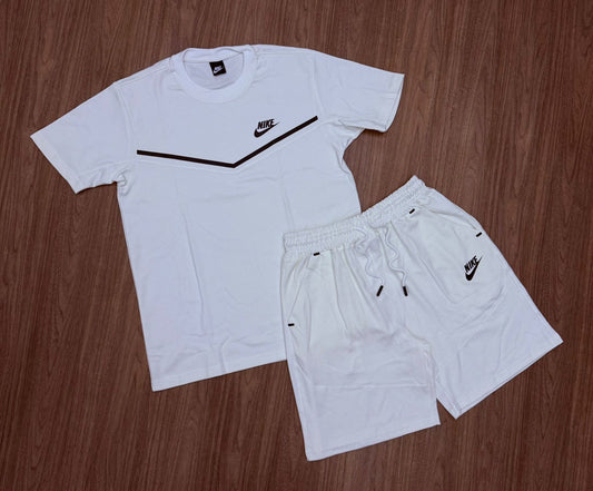 Conjunto Nike Branco Essential (camiseta + bermuda branca com detalhes em preto)